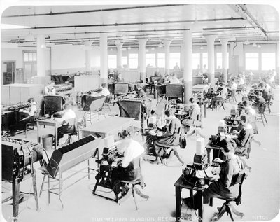 El departamento de cronometraje en los astilleros de Hog Island en Filadelfia, 1918 de American Photographer